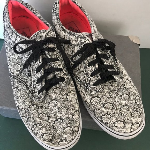 Vans Off The Wall Sneakers in Black & White - Picture 2 of 7